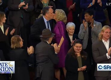 ¿Jill Biden besó en la boca al esposo de Kamala Harris? Esto fue lo que pasó