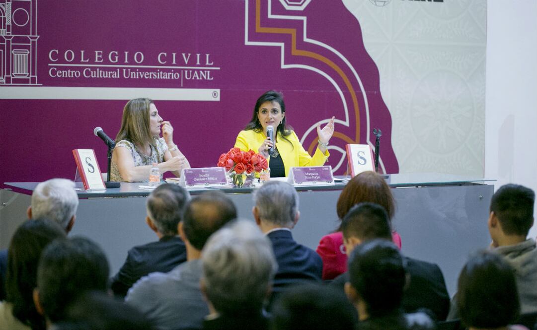 La también poeta Beatriz Gutiérrez Müller con Margarita Ríos-Farjat en la presentación del libro "Solón Argüello. Antología Poética", editado por la Benemérita Universidad Autónoma de Puebla. FOTO: UANL