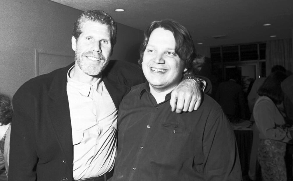 Guillermo del Toro y Ron Perlman en el Festival de Cine de Guadalajara, 1993. El actor estadounidense aseguró a la revista People que Del Toro lo salvó del desempleo, pues “no podía conseguir papeles después de estar en [la serie televisiva] La Bella y la Bestia”. En la actualidad son grandes amigos y ya colaboraron en otras dos cintas. Foto: Wikimedia Commons.