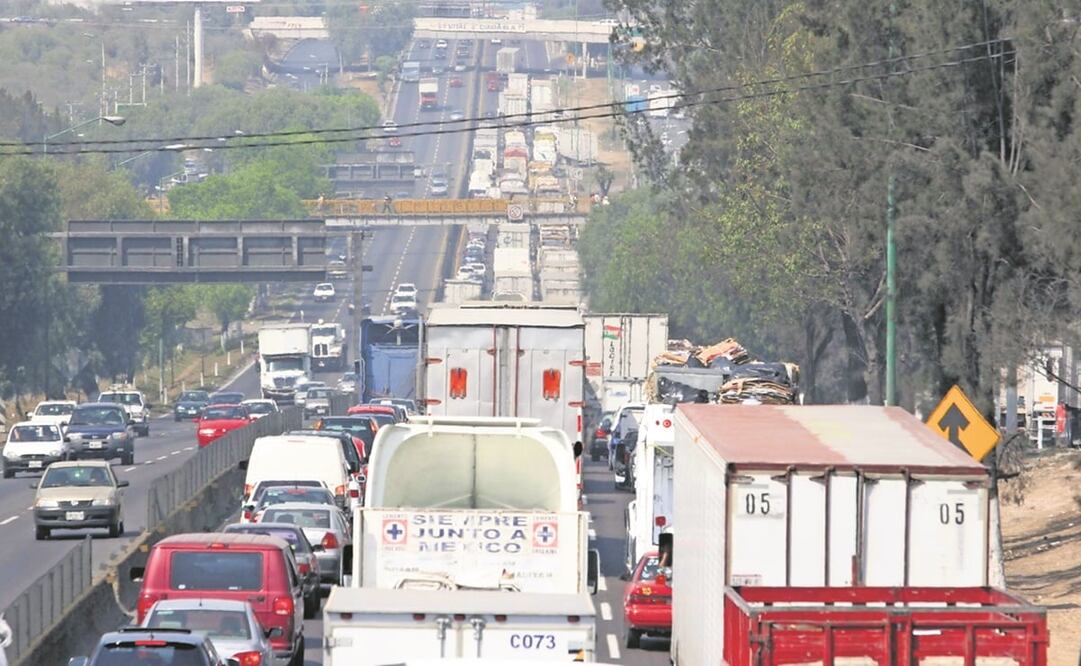 Del diesel que el transporte de carga y pasaje usa en México, 5.6 de cada 10 litros son importados.Foto: Archivo/ El UNIVERSAL