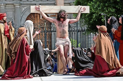 Recorre “Jesucristo” camino hacia el Calvario en el Zócalo