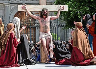 Recorre “Jesucristo” camino hacia el Calvario en el Zócalo