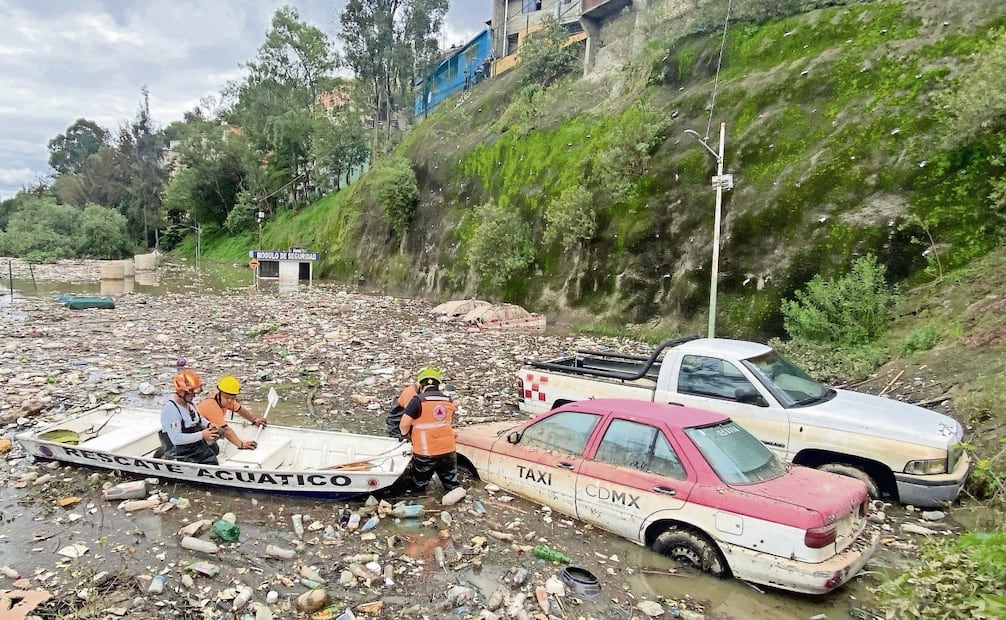 El desbordamiento de la presa Mixcoac arrastró 4 vehículos. Foto: Juan Carlos Williams / EL UNIVERSAL