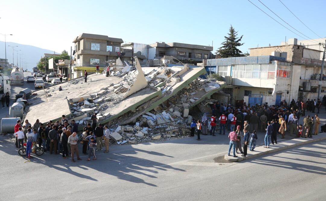 Residentes y rescatistas se reúnen cerca de un edificio colapsado por el sismo del pasado 12 de noviembre (Foto: Xinhua)