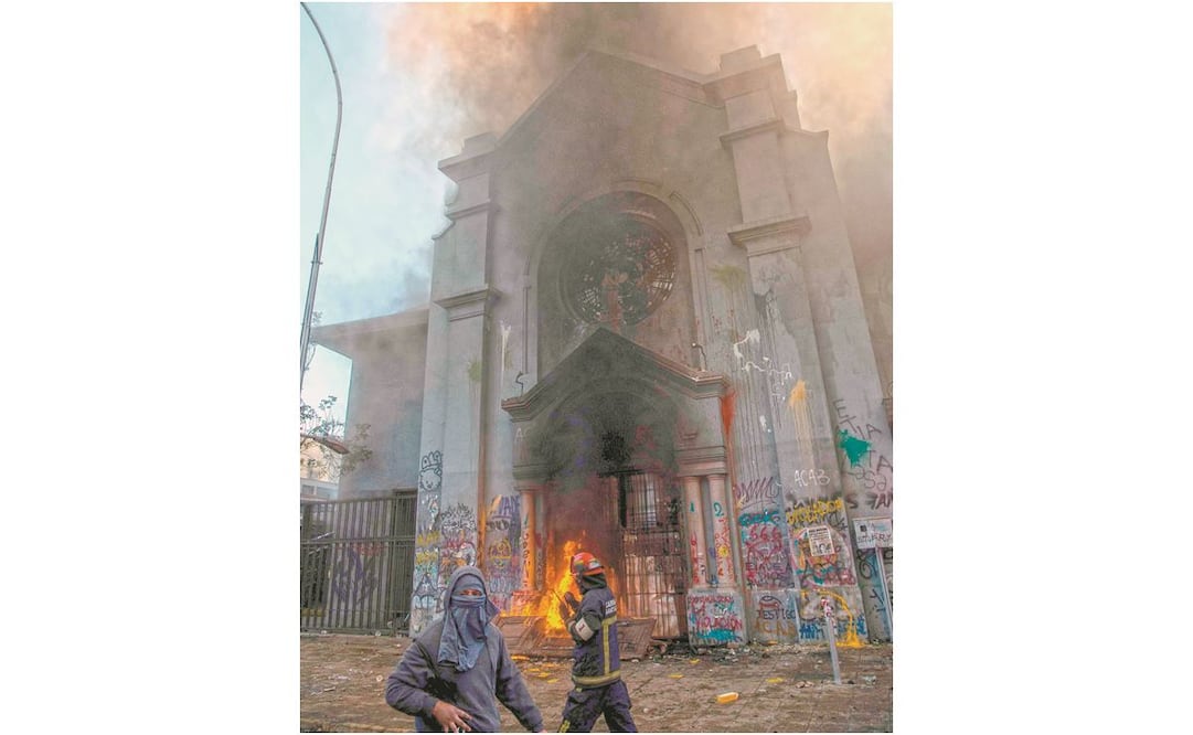 La iglesia de La Asunción, en Santiago, arde luego de que manifestantes le prendieran fuego ayer. MARTIN BERNETTI. AFP
