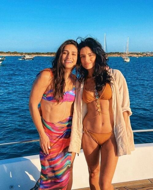 Renata Notni y Aislinn Derbez posan juntas en bikini y roban suspiros en la playa