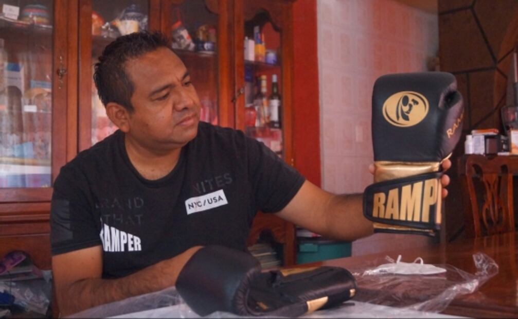 Niños en Puebla hacen guantes de boxeo y sueñan con dejar huella en el deporte