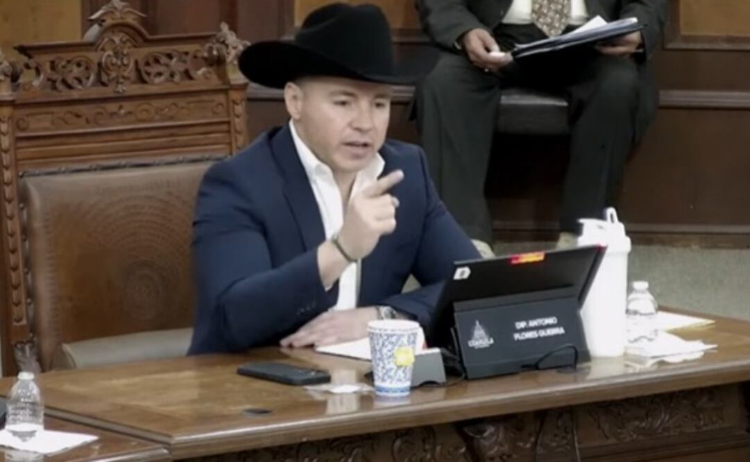 Diputado Antonio Flores Guerra reta a golpes a funcionario estatal en tribuna del Congreso (09/12/2025). Foto: Especial