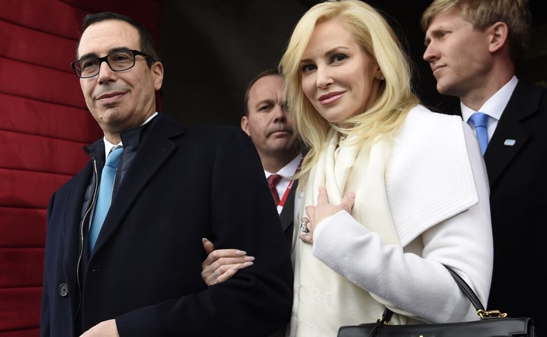 Mnuchin, un inversionista de gran fortuna de 54 años, pidió usar un jet militar para desplazarse entre Escocia, Francia e Italia para su luna de miel junto a su esposa, la actriz de 36 años Louise Linton (Foto: AP)