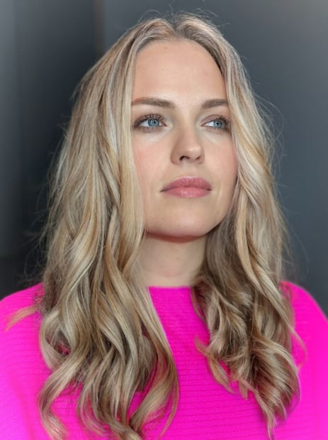 Mechas invertidas en melena rubia Foto: Instagram @hair_and_education_by_okrajek