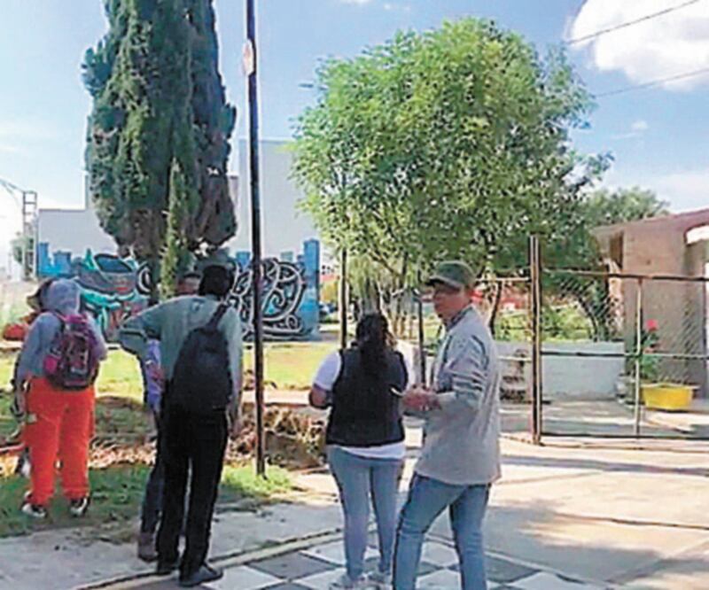 El presunto responsable, un joven con gorra y sudadera gris, asistió al evento que realizó el presidente municipal Francisco Tenorio en la Unidad Habitacional Geovillas de la Asunción. Foto: Tomada del Video