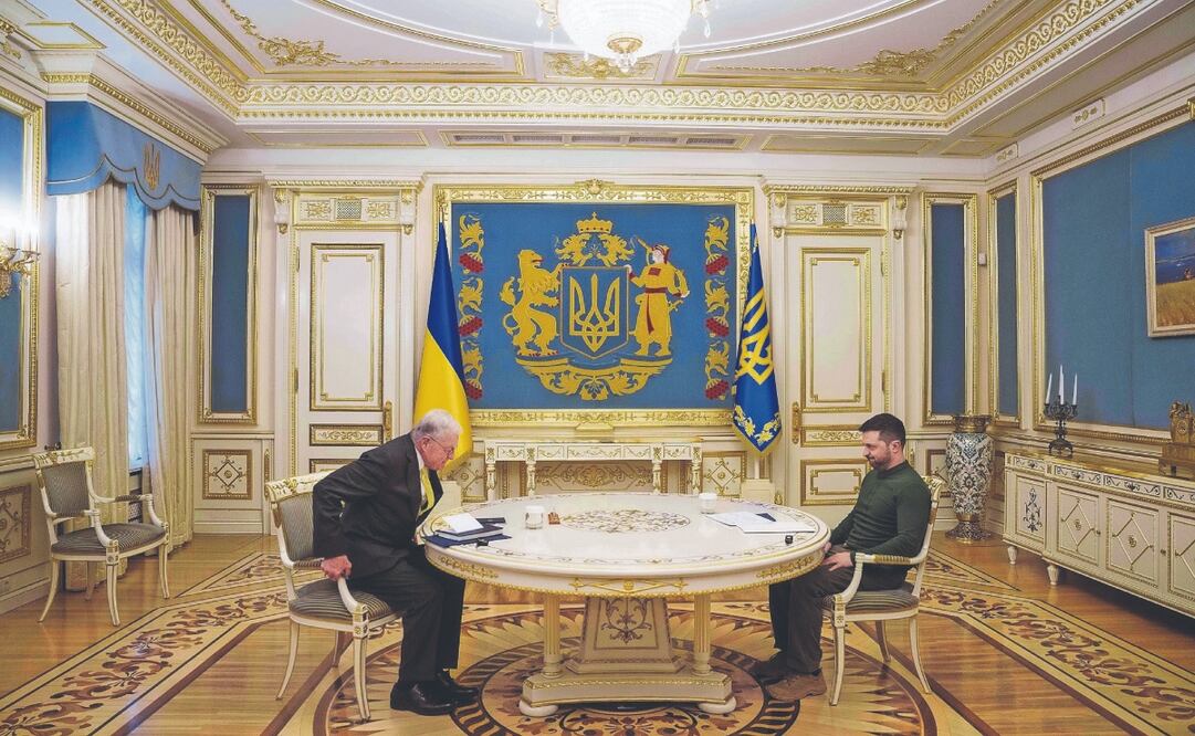 El enviado especial de EU para Ucrania y Rusia, Keith Kellogg, y el presidente ucraniano, Volodimir Zelensky, ayer en Kiev. Foto: de Evgeniy Maloletka. AP