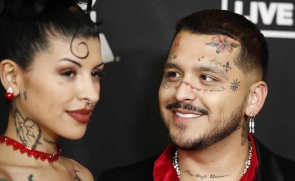 De la mano y presumiendo tatuajes, Christian Nodal y Cazzu posan juntos en su primera alfombra roja