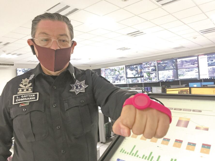 La pulsera está enlazada con un celular para emitir la alerta. Foto: REBECA JIMÉNEZ. EL UNIVERSAL