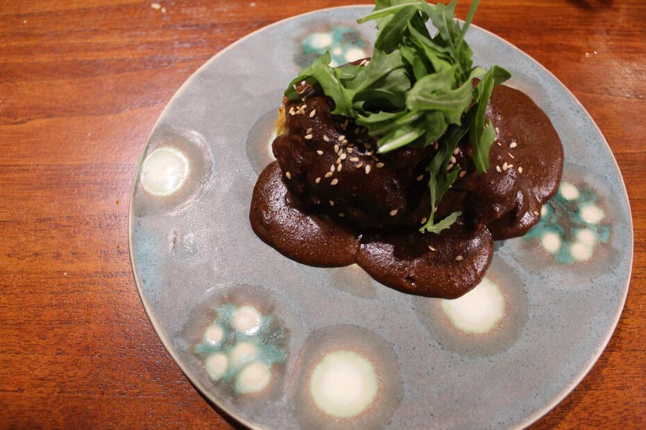 Tortitas de huauzontle con mole del abuelo de la chef Lula Martín del Campo. Foto: Sofía Danis/EL UNIVERSAL