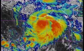 Huracán Erick alcanza categoría 2; prevén vientos muy fuertes e inundaciones en el sur de México
