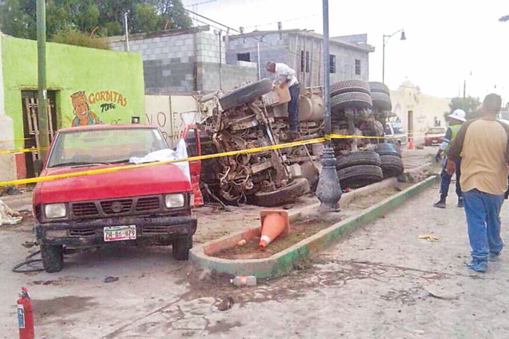Un camión de volteo golpeó otros vehículos que arrollaron a los asistentes de la peregrinación de Mazapil, el 29 de julio pasado (ESPECIAL)