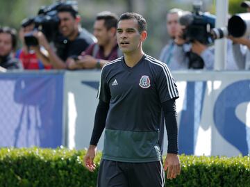 Rafa Márquez entrena sin patrocinio en su playera