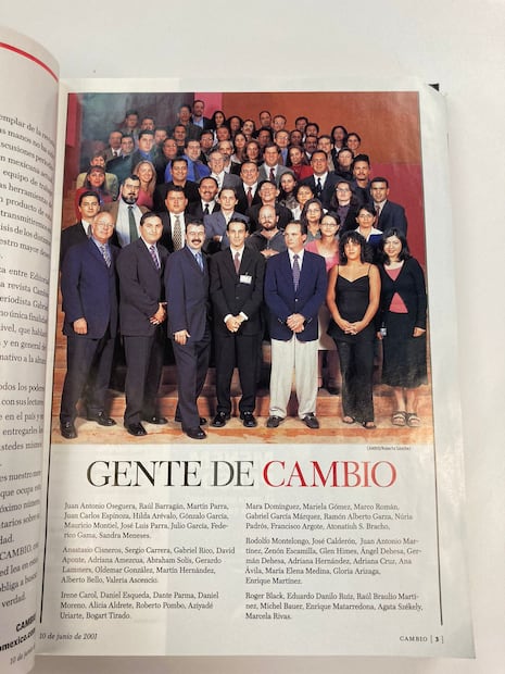 Equipo de periodistas y colaboradores de Cambio México, junto a García Márquez; la foto se publicó en el primer número 
de la revista. /Especial