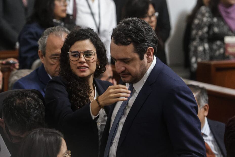 Andrés Manuel López Beltrán y Luisa María Alcalde, dirigentes de Morena, se encuentran entre los invitados a la toma de posesión de Clara Brugada como jefa de Gobierno de la CDMX. (Foto: Gabriel Pano)