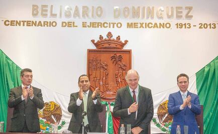 Dan medalla "Rosario Castellanos" a Enrique Krauze en Chiapas