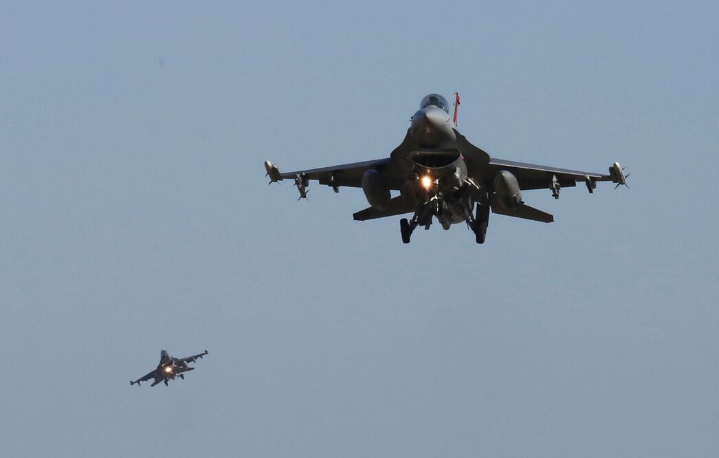 Aviones de combate F-16 de la Fuerza Aérea de EU sobrevuelan la base aérea de Osan durante un ejercicio combinado con Corea del Sur en Pyeongtaek, el 4 de diciembre de 2017. Foto: AP