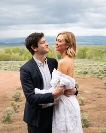 Karlie Kloss se casa por segunda vez y luce un look muy campirano