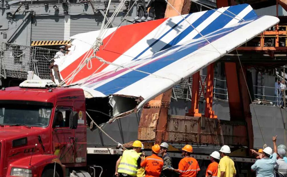 En esta foto de archivo de 2009 se ve a trabajadores descargando escombros pertenecientes al vuelo accidentado AF447 de Air France. Foto: 
Associated Press