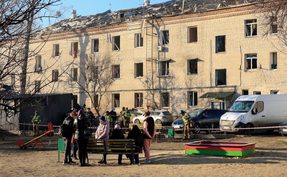 Al menos ocho personas resultaron heridas después de que los ataques con misiles rusos impactaran cerca de un edificio de tres pisos y una instalación de infraestructura crítica en Kharkiv. Foto: EFE