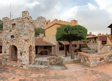 El hotel medieval de Bernal con un observatorio astronómico