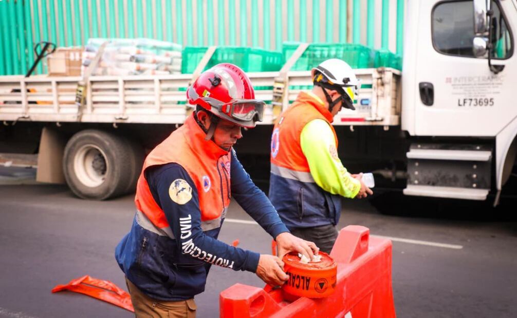 Un camión cae en socavón en Periférico Oriente; cierran circulación en Iztapalapa. Foto: Especial.
