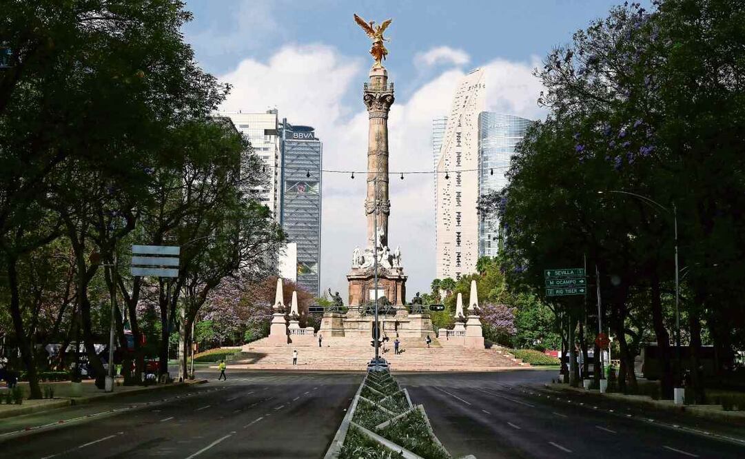 El ejemplo más evidente de esta situación es el icónico monumento al Ángel de la Independencia, al que “cada determinados años le tienen que añadir un escalón” debido al descenso del terreno que lo soporta, explica Sergio Rodríguez, geólogo de la UNAM. Foto: Carlos Mejía/ EL UNIVERSAL