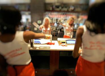 ¡Adiós minifaldas y escotes! Buscan prohibir imposición de atuendos sexistas a personal de bares y restaurantes