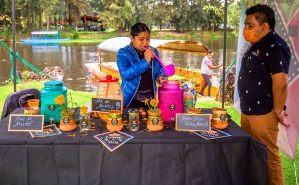 Xochimilco: paseo en trajineras con catrinas, cerveza y fogatada