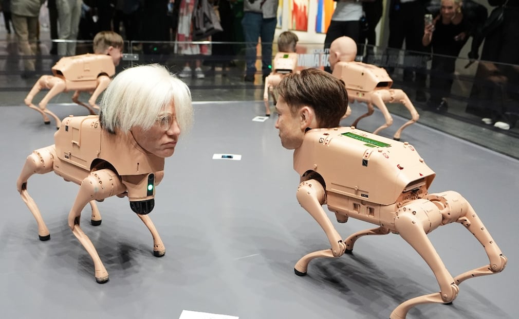 Robots con la imagen de Elon en la exhibición titulada Regular Animals del artista Beeple en Art Basel Miami Beach. Foto: AP Photo/Lynne Sladky.