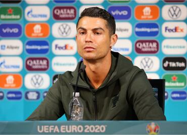 La UEFA le responde a Cristiano Ronaldo, luego de que apartara dos botellas de refresco