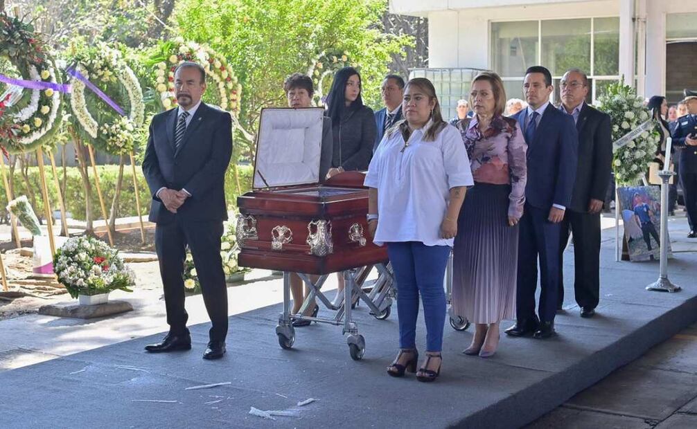 En sesión ordinaria de Cabildo, celebrada en la Sala de Cabildo del Palacio Municipal, los miembros del ayuntamiento de Atizapán de Zaragoza guardaron un minuto de silencio en honor del bombero David Fabricio Santa María de Jesús. Foto: Especial