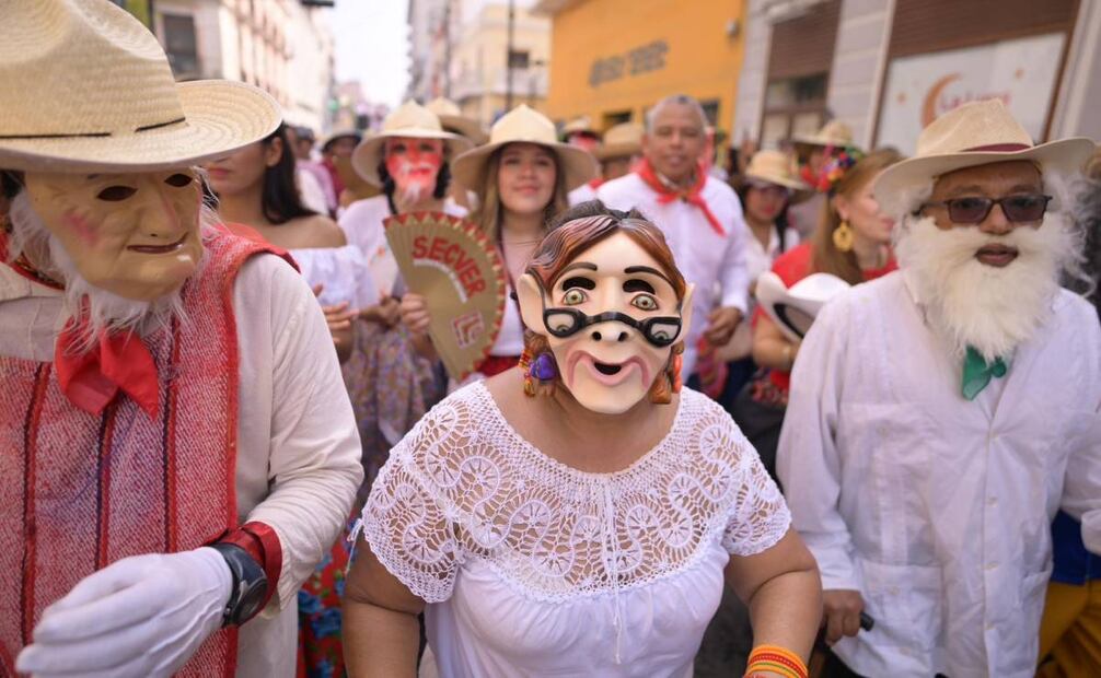 Hombres y mujeres se visten de ancianos para decirle adiós al año que termina (31/12/2024). Foto: Especial