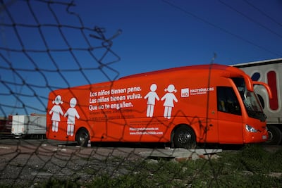 España pone freno a polémico autobús con mensaje contra niños transexuales
