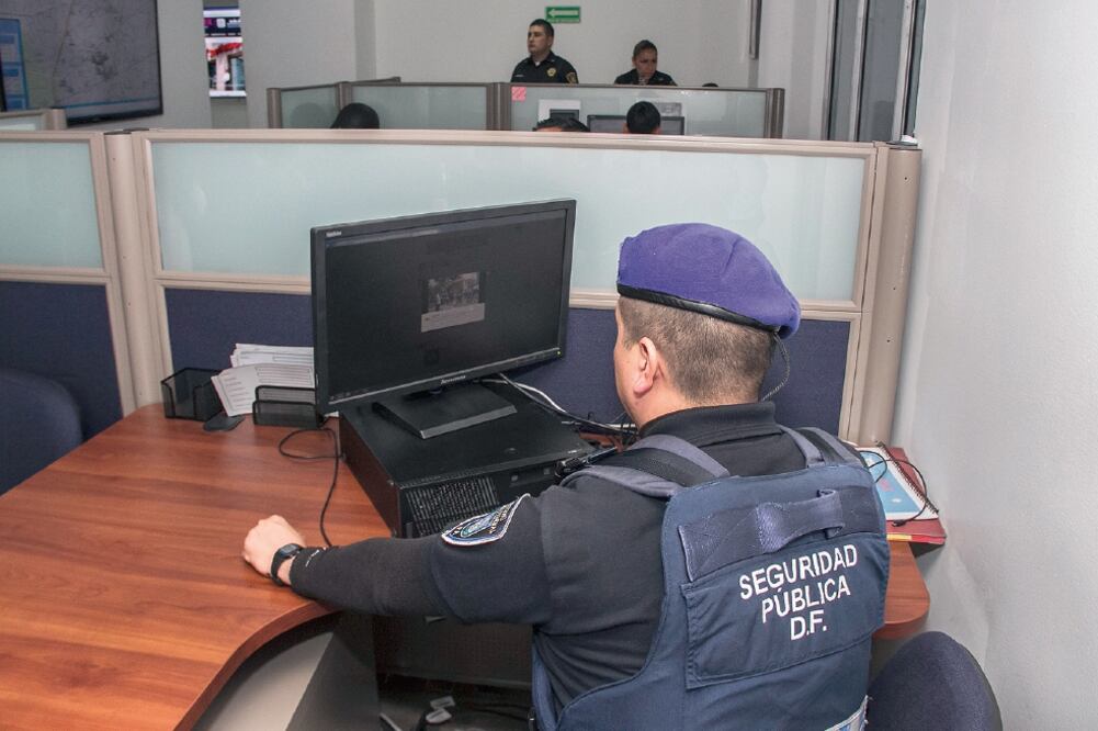 Agentes capitalinos analizan los videos del C5 y de las residencias cercanas al lugar del atraco para saber la ruta que utilizaron los criminales para escapar. (ARCHIVO EL UNIVERSAL)