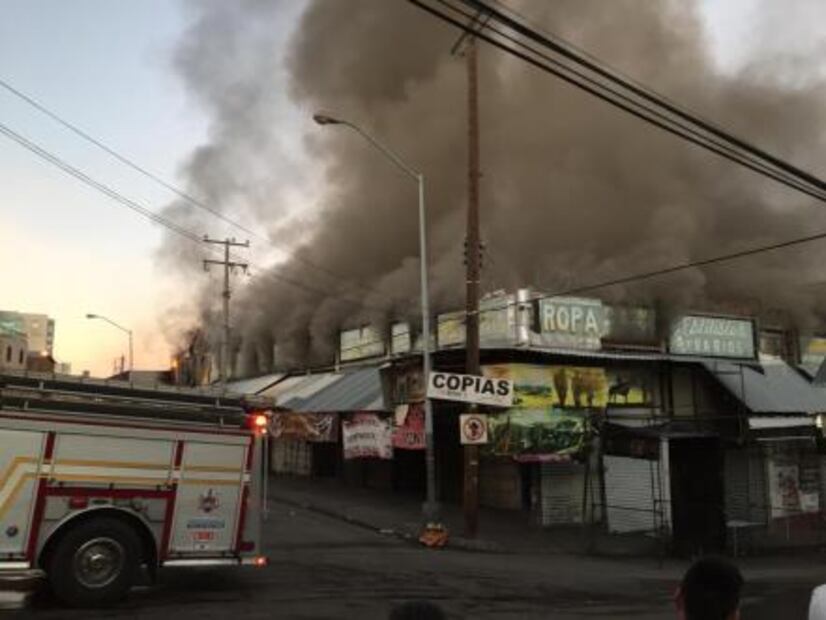 Incendio consume el 70% del Mercado Popular de Chihuahua; no hay muertos