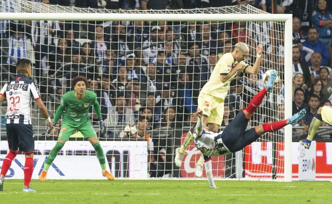 El argentino concretó la voltereta en el estadio BBVA. Fotos: Mexsport