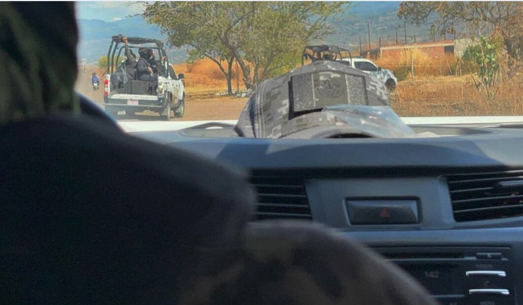 Habitantes de comunidades rurales de Apatzingán y Buenavista retornan a sus casas al ver la presencia de fuerzas estatales y federales. Foto: Carlos Arrieta/EL UNIVERSAL