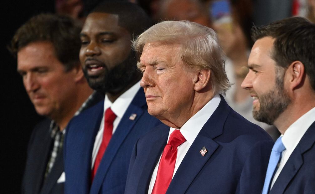 El comentarista político estadounidense, Tucker Carlson, el representante estadounidense de Florida, Byron Donalds, el expresidente estadounidense y candidato presidencial republicano, Donald Trump, y el senador estadounidense de Ohio, y candidato republicano a la vicepresidencia, J. D. Vance, se reúnen en la Convención Nacional Republicana de 2024. Foto: ANDREW CABALLERO-REYNOLDS / AFP