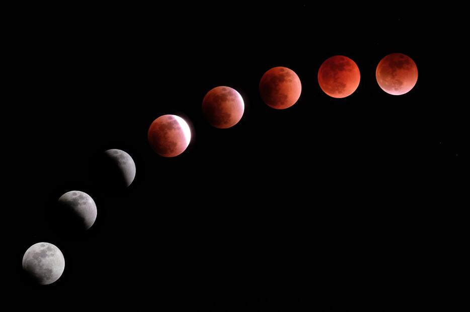 Esta imagen compuesta creada el 31 de enero de 2018 muestra la luna durante un eclipse lunar conocido como la "súper luna de sangre azul" en Tokio (Foto: AFP)