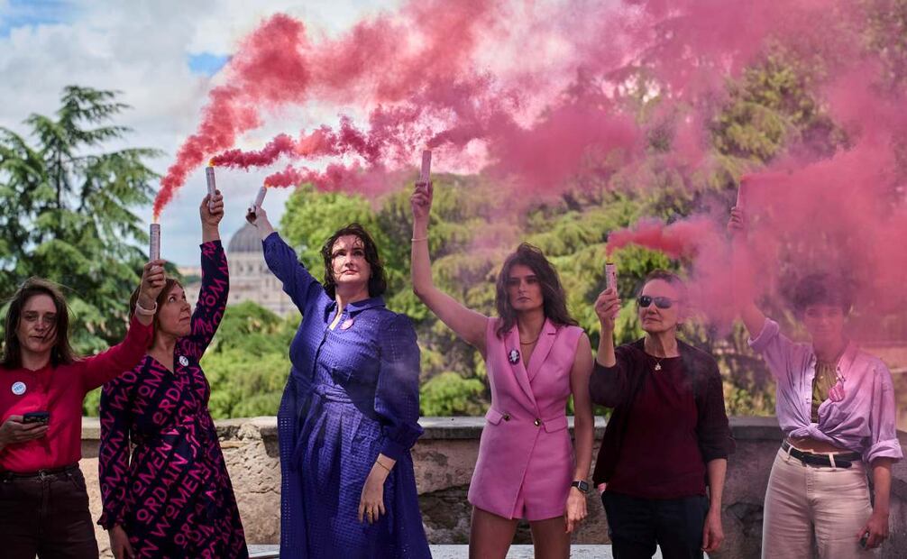 Activistas de la Conferencia de Ordenación de Mujeres lanzan humo rosa para pedir la plena igualdad de las mujeres en la Iglesia Católica en el primer día del cónclave para elegir al 267º papa, en Roma, el miércoles 7 de mayo de 2025. Foto: AP