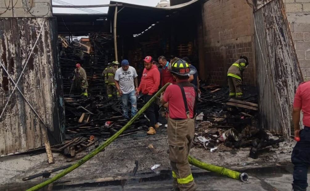 Incendio consume bodega de tarimas en Tultitlán; bomberos evitan que el fuego se propague.
Foto: Especial.