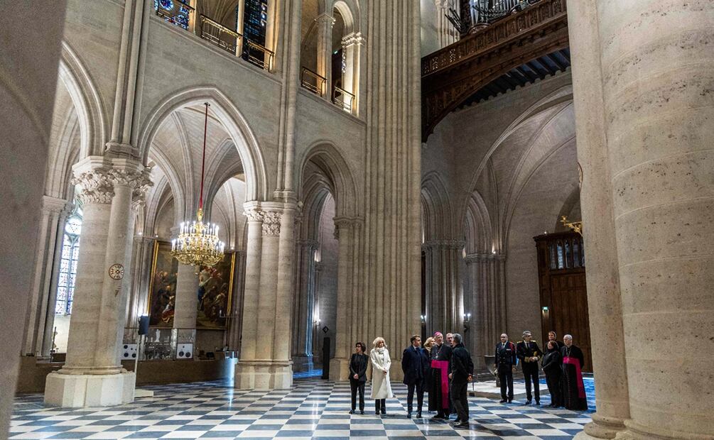 A la espera de que turistas de todo el mundo recorran de nuevo la nave de esta obra maestra del arte gótico, televisiones francesas e internacionales retransmitieron la visita de Macron, desvelando así el interior restaurado. Foto: AFP