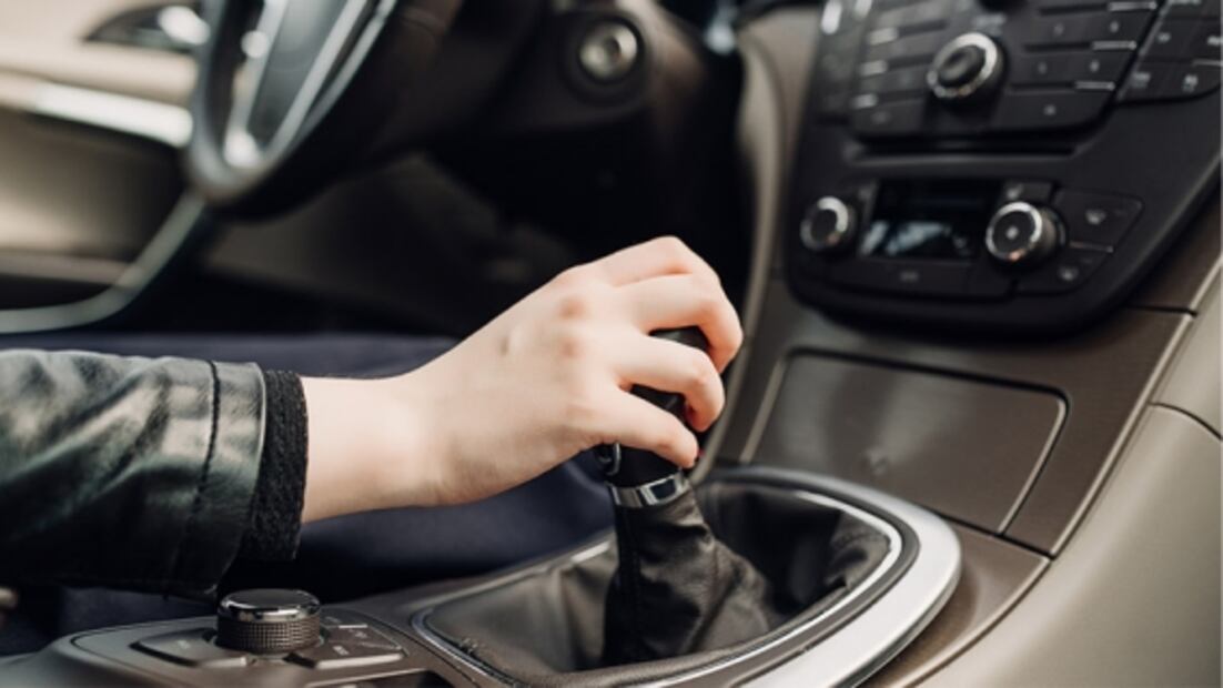 Ladrones de autos fracasan en su robo por no saber manejar con transmisión manual