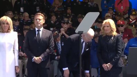 ¿Cansado, se le perdió la silla? Biden vive bochornoso momento durante aniversario del Día D